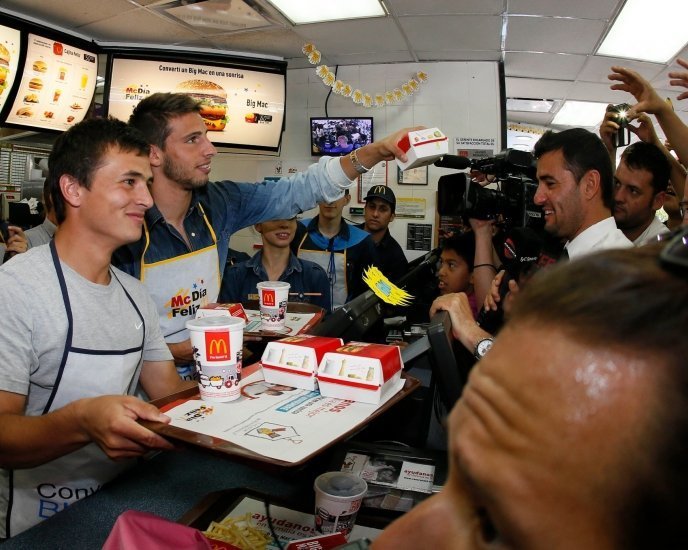 Mc Día Feliz: Calleri y Cubas, un combo solidario