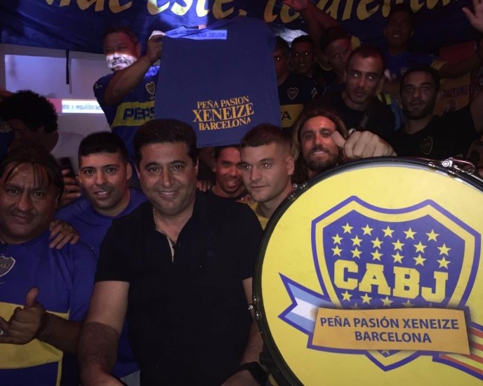 Angelici, de visita en la peña de Boca en Barcelona