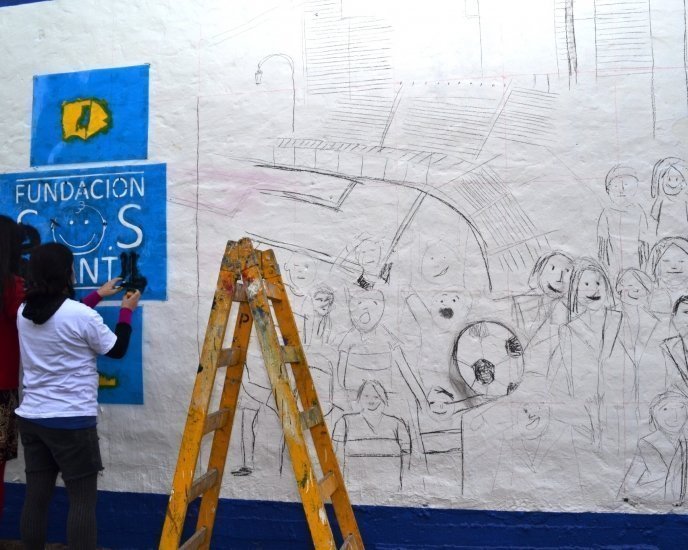 LOS CHICOS DEL BARRIO PINTAN UN MURAL