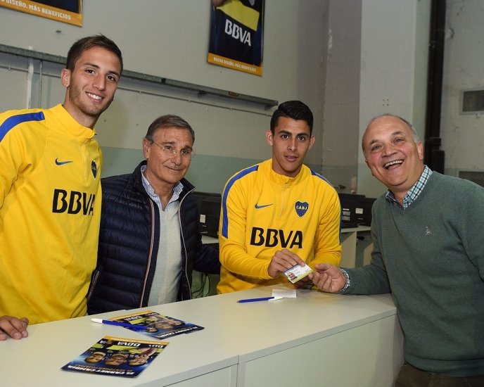 Bentancur y Pavón le entregaron carnets a los socios