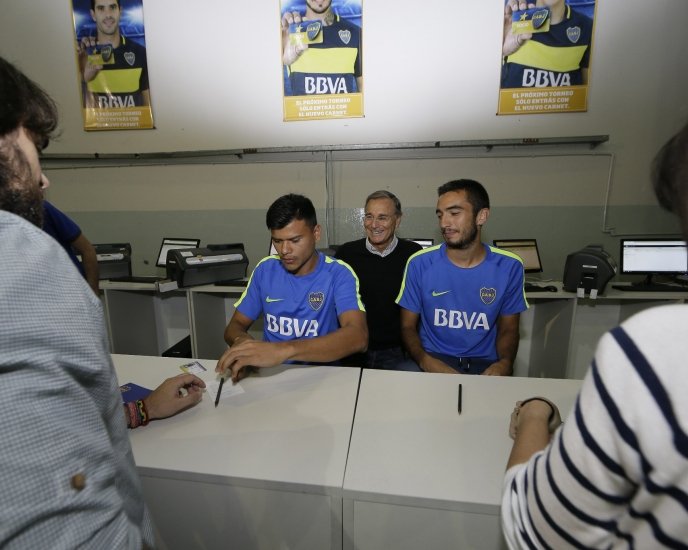 Walter Bou y Agustín Heredia le entregaron carnets a los socios